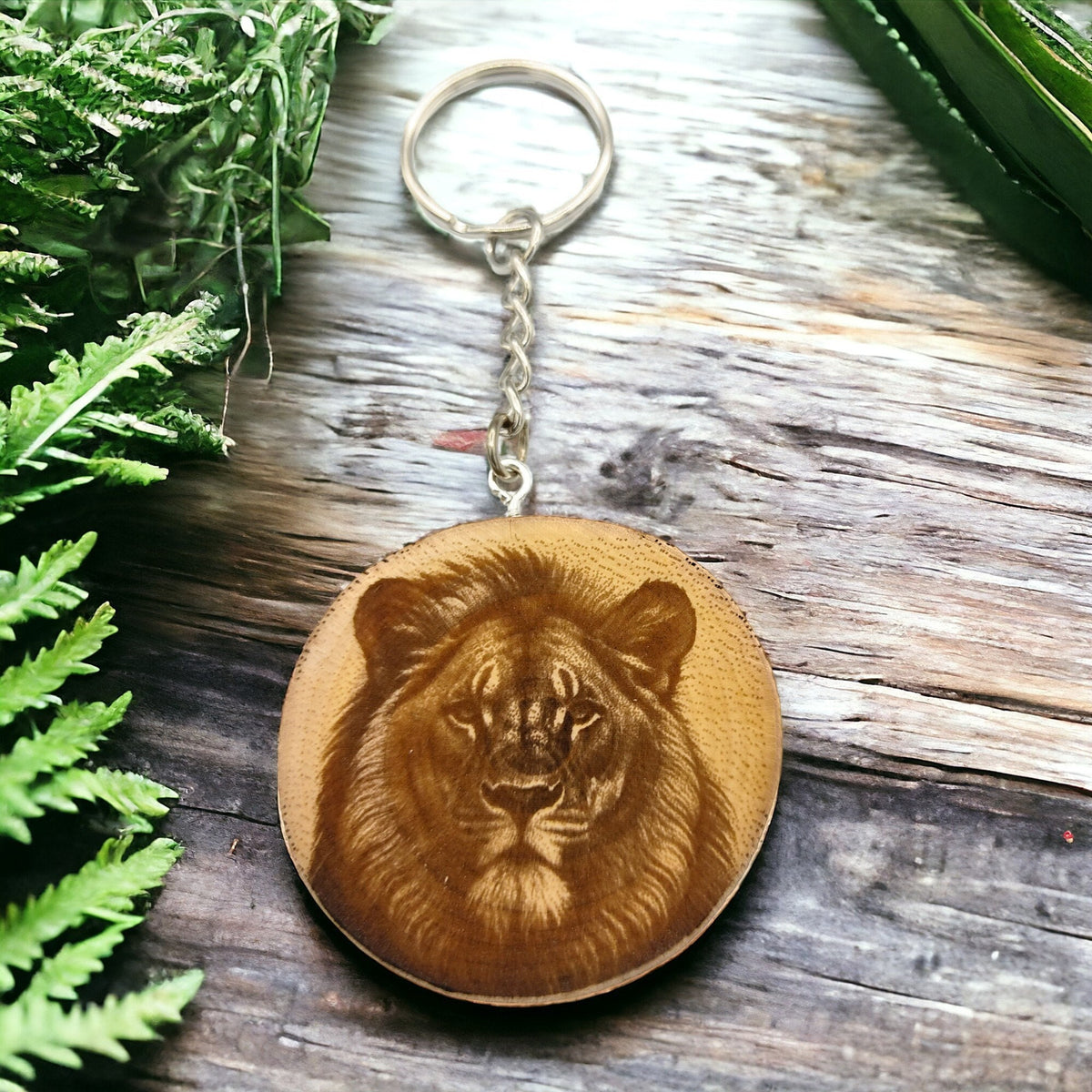 König der Löwen Handgefertigter und naturbelassener Einzelstück Lasergravierter Schlüsselanhänger aus Holz