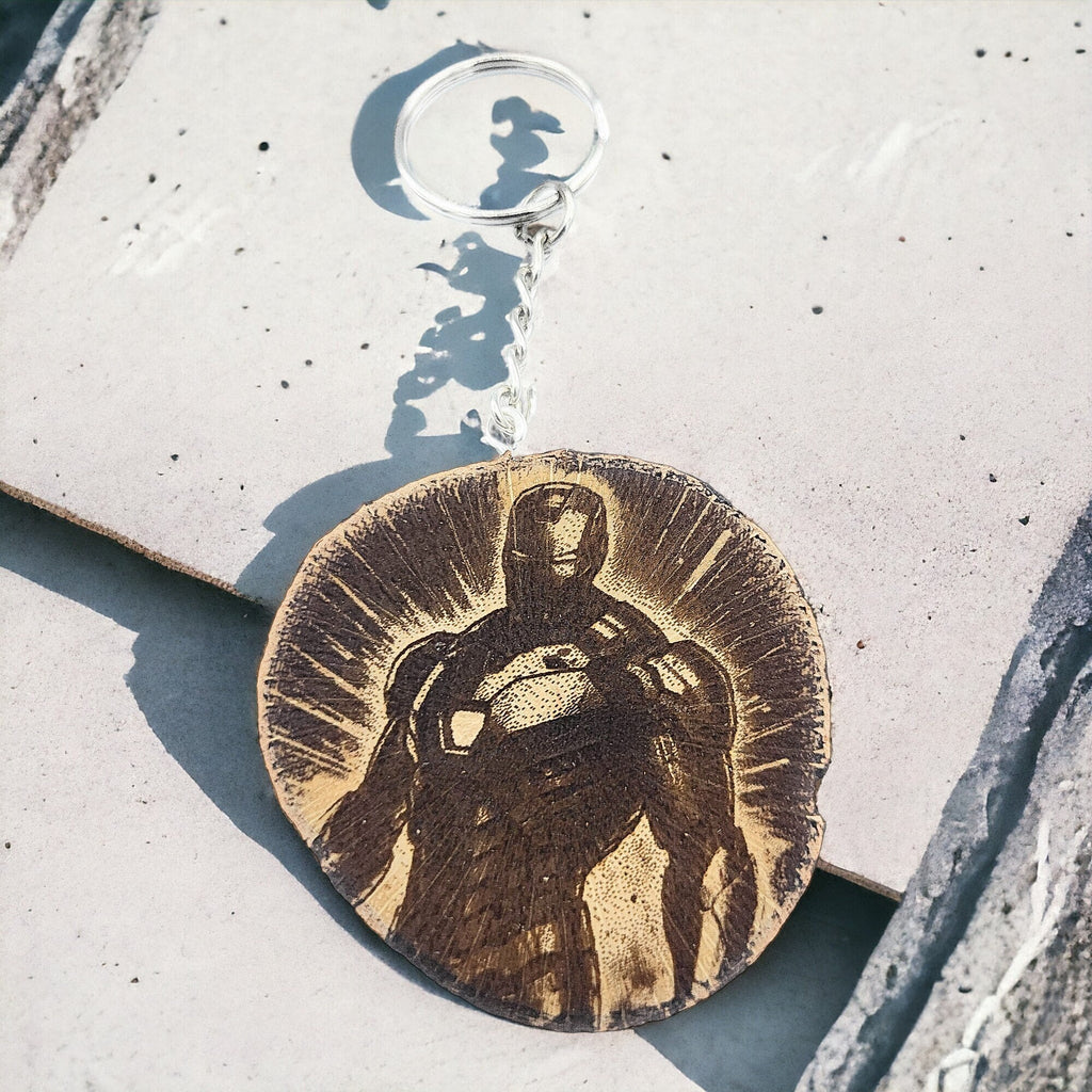 Iron Man Handgefertigter und naturbelassener Einzelstück Lasergravierter Schlüsselanhänger aus Holz
