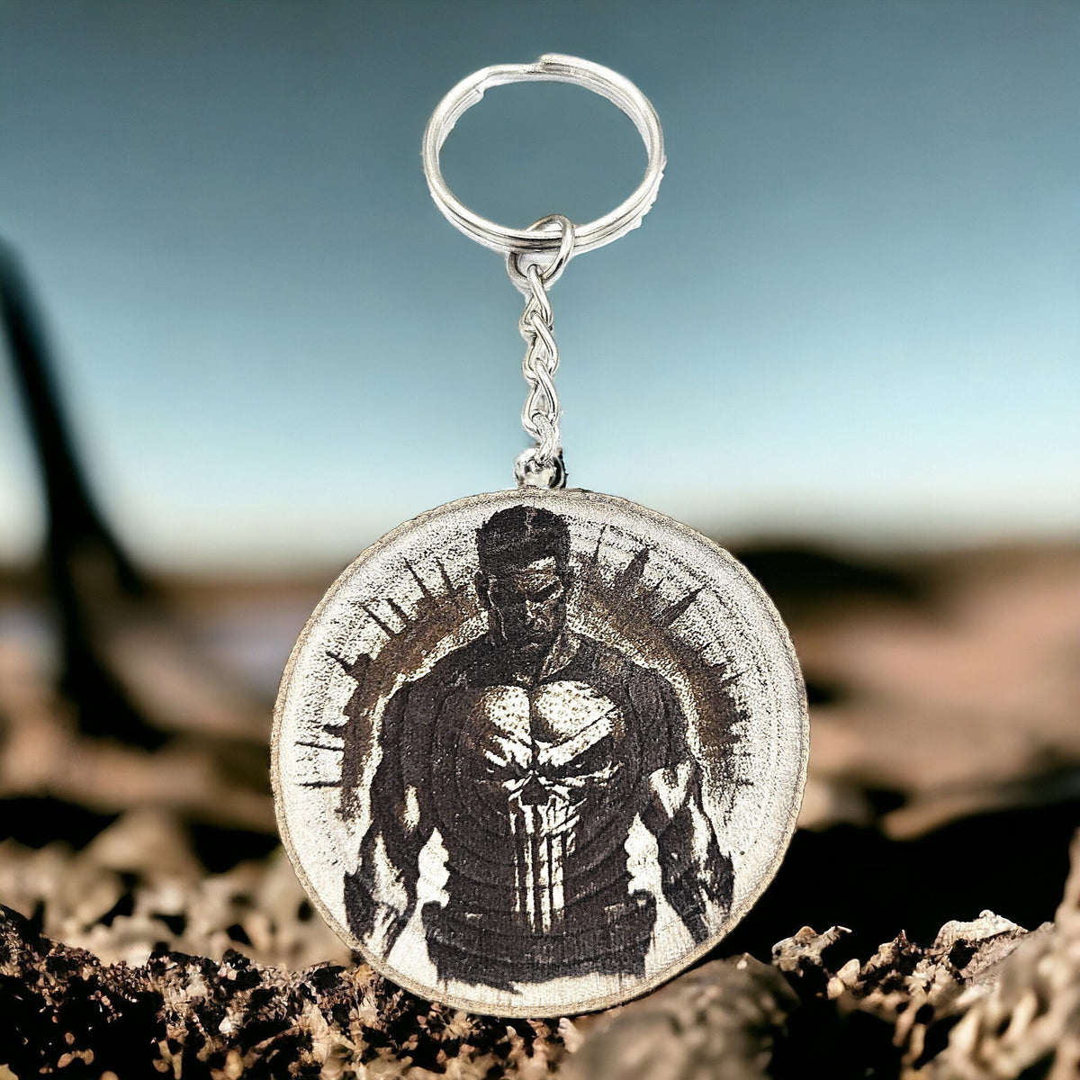 The Punisher Handgefertigter und naturbelassener Einzelstück Lasergravierter Schlüsselanhänger aus Holz