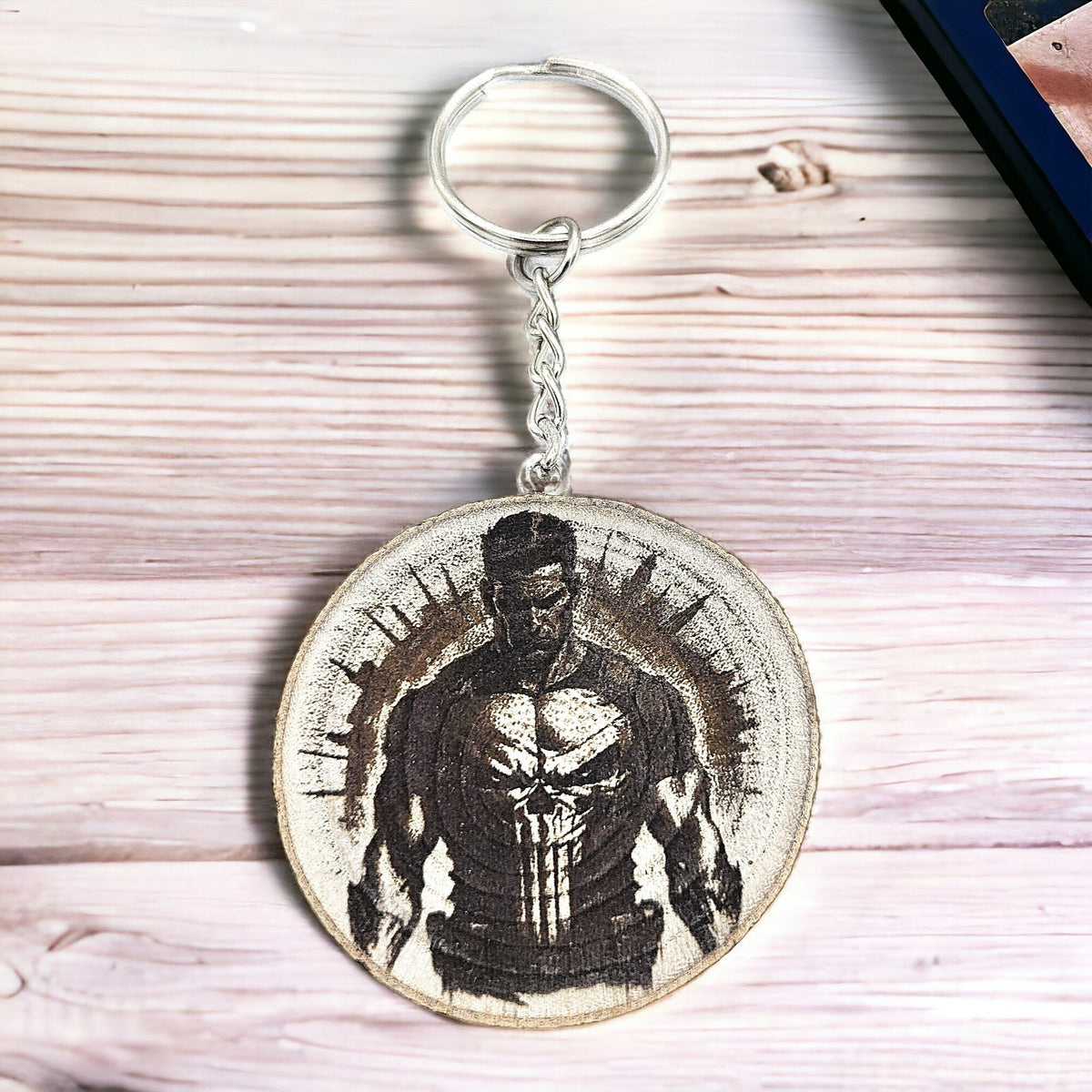 The Punisher Handgefertigter und naturbelassener Einzelstück Lasergravierter Schlüsselanhänger aus Holz