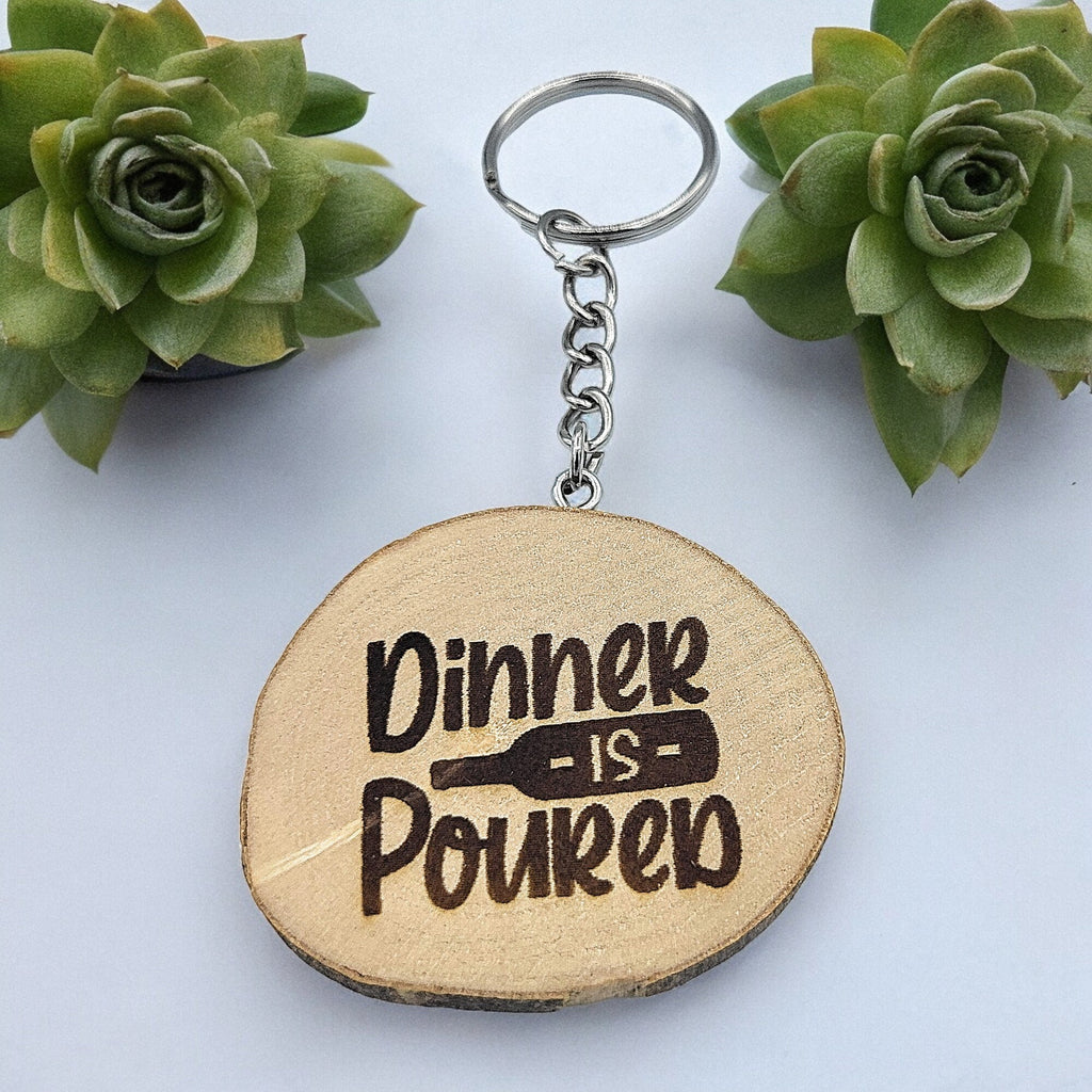 Lustiger "Dinner is Poured" Weinspruch Handgefertigter und naturbelassener Einzelstück Schlüsselanhänger aus Holz