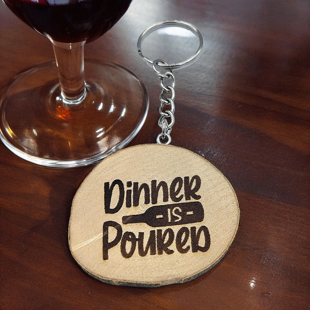 Lustiger "Dinner is Poured" Weinspruch Handgefertigter und naturbelassener Einzelstück Schlüsselanhänger aus Holz