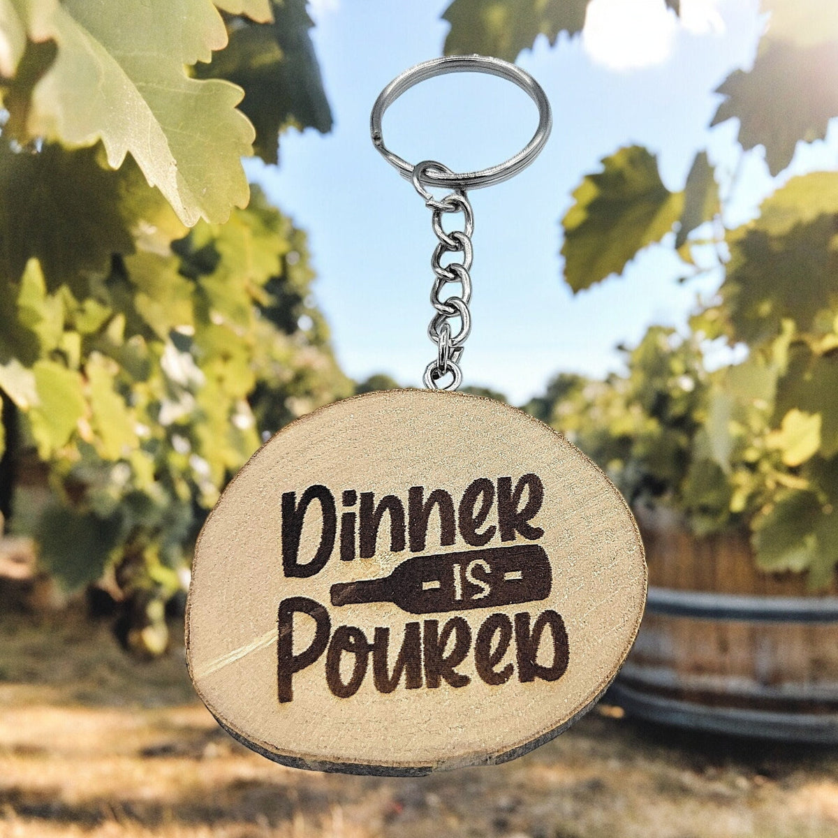 Lustiger "Dinner is Poured" Weinspruch Handgefertigter und naturbelassener Einzelstück Schlüsselanhänger aus Holz