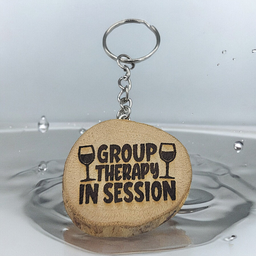 Lustiger "Group Therapy in Session" Weinspruch Handgefertigter und naturbelassener Einzelstück Schlüsselanhänger aus Holz