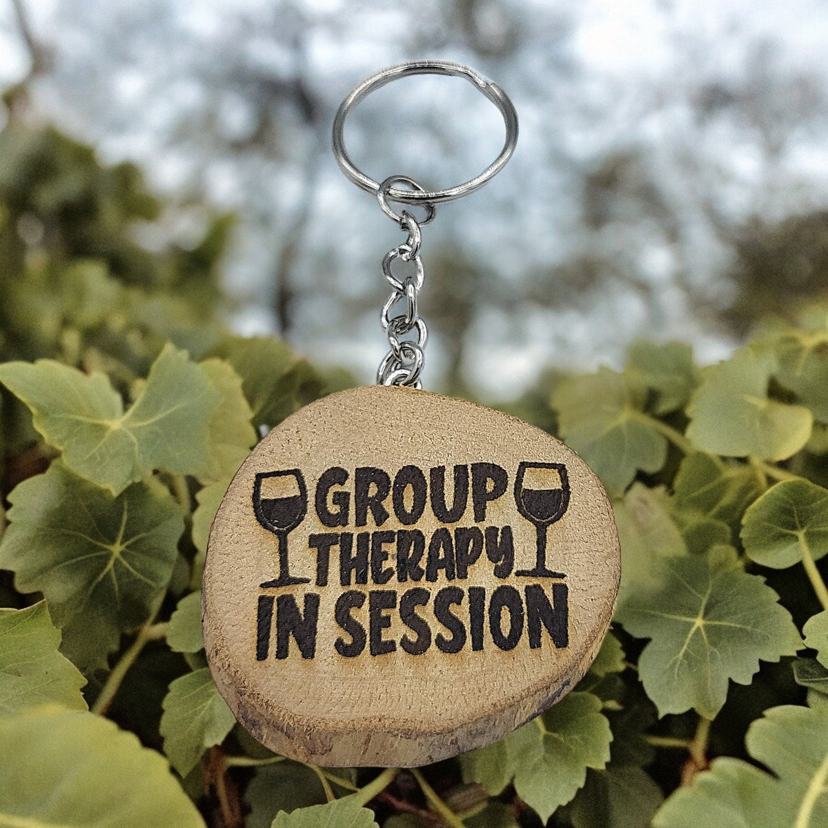 Lustiger "Group Therapy in Session" Weinspruch Handgefertigter und naturbelassener Einzelstück Schlüsselanhänger aus Holz