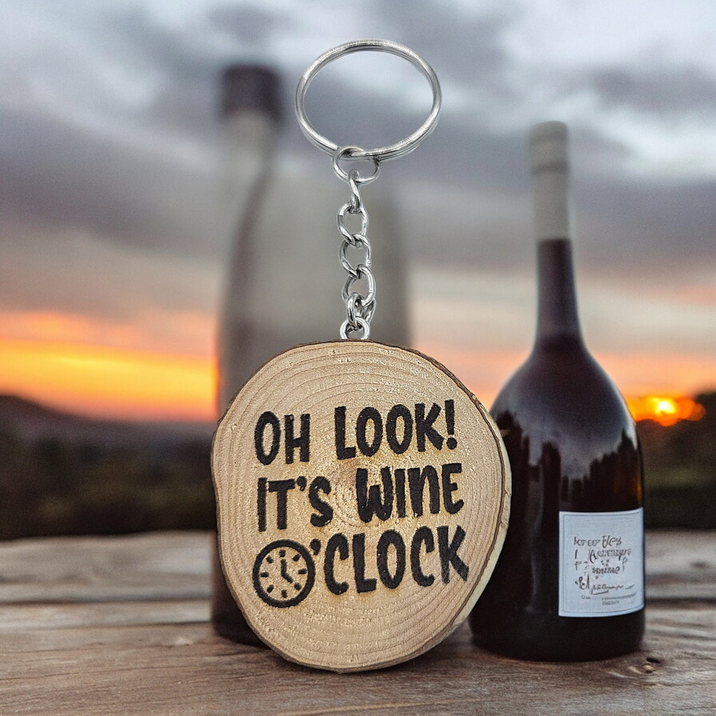 Lustiger "Oh Look! - It's Wine O' Clock" Weinspruch Handgefertigter und naturbelassener Einzelstück Schlüsselanhänger aus Holz