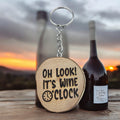 Lustiger "Oh Look! - It's Wine O' Clock" Weinspruch Handgefertigter und naturbelassener Einzelstück Schlüsselanhänger aus Holz