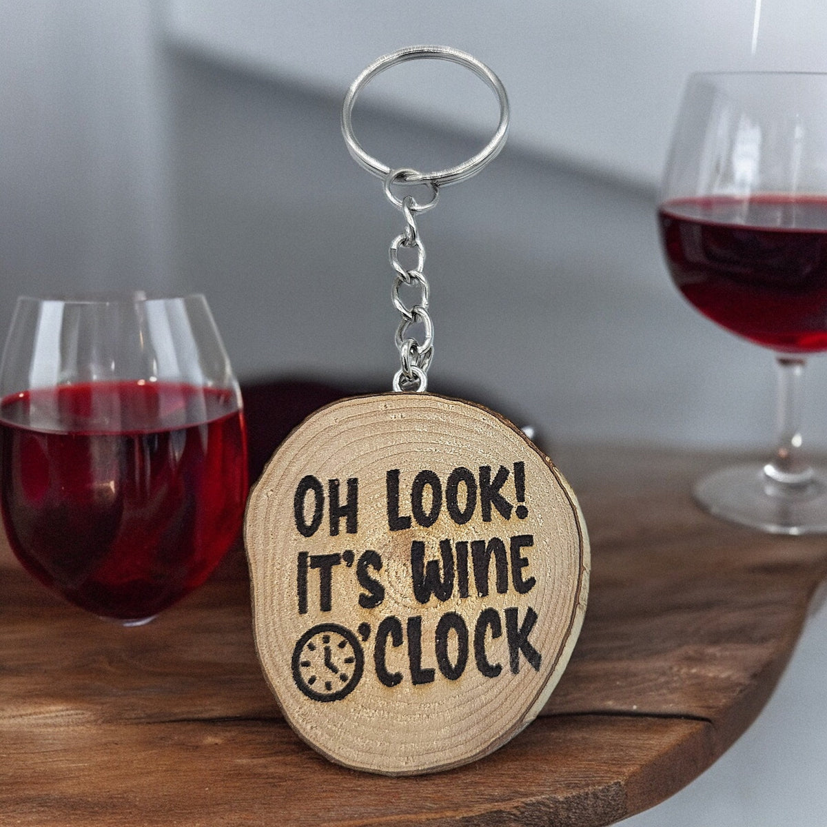 Lustiger "Oh Look! - It's Wine O' Clock" Weinspruch Handgefertigter und naturbelassener Einzelstück Schlüsselanhänger aus Holz