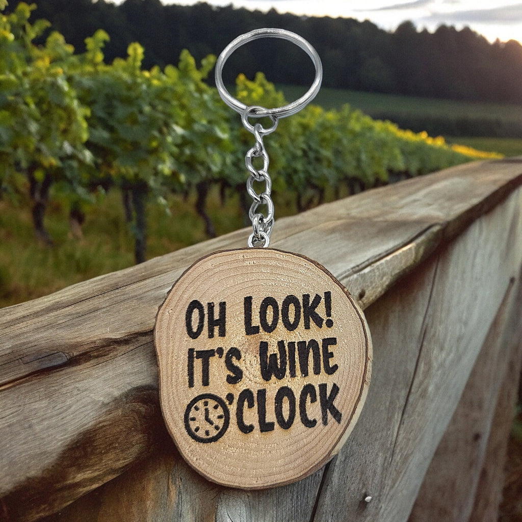 Lustiger "Oh Look! - It's Wine O' Clock" Weinspruch Handgefertigter und naturbelassener Einzelstück Schlüsselanhänger aus Holz