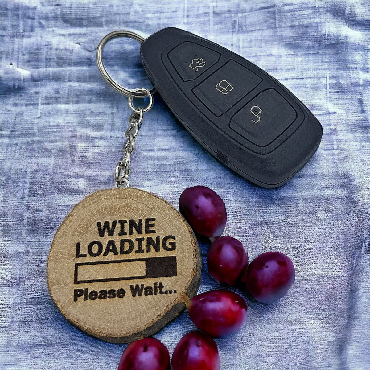 Lustiger "Wine Loading" Weinspruch Handgefertigter und naturbelassener Einzelstück Schlüsselanhänger aus Holz