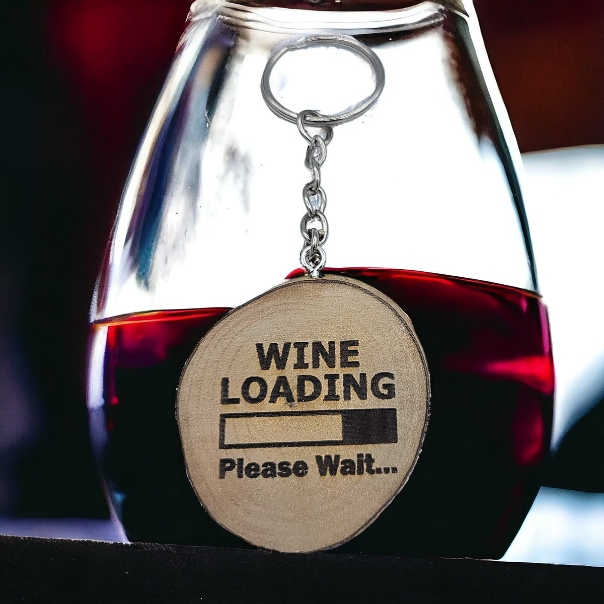 Lustiger "Wine Loading" Weinspruch Handgefertigter und naturbelassener Einzelstück Schlüsselanhänger aus Holz