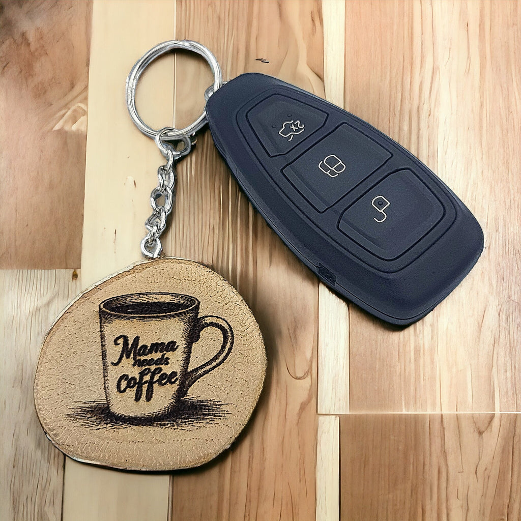 Lustiger "Mama Needs Coffee" Kaffeespruch Handgefertigter und naturbelassener Einzelstück Schlüsselanhänger aus Holz