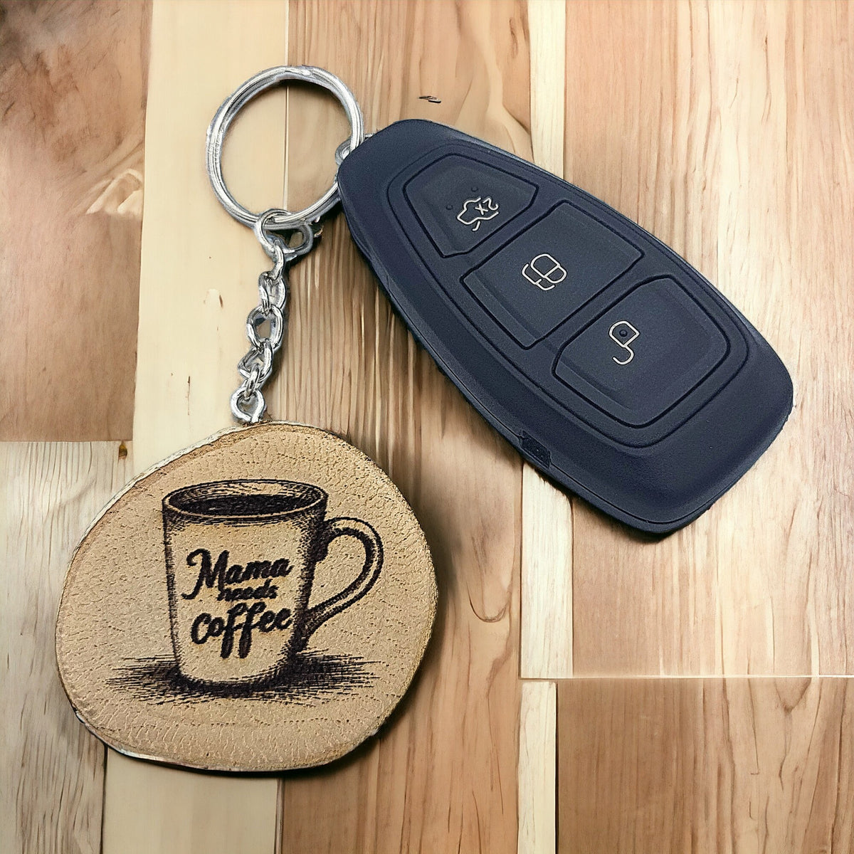Lustiger "Mama Needs Coffee" Kaffeespruch Handgefertigter und naturbelassener Einzelstück Schlüsselanhänger aus Holz