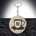 Lustiger "Mama Needs Coffee" Kaffeespruch Handgefertigter und naturbelassener Einzelstück Schlüsselanhänger aus Holz