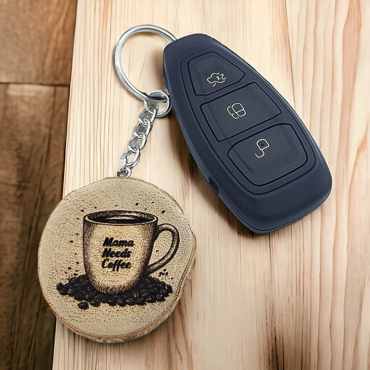 Lustiger "Mama Needs Coffee" Kaffeespruch Handgefertigter und naturbelassener Einzelstück Schlüsselanhänger aus Holz