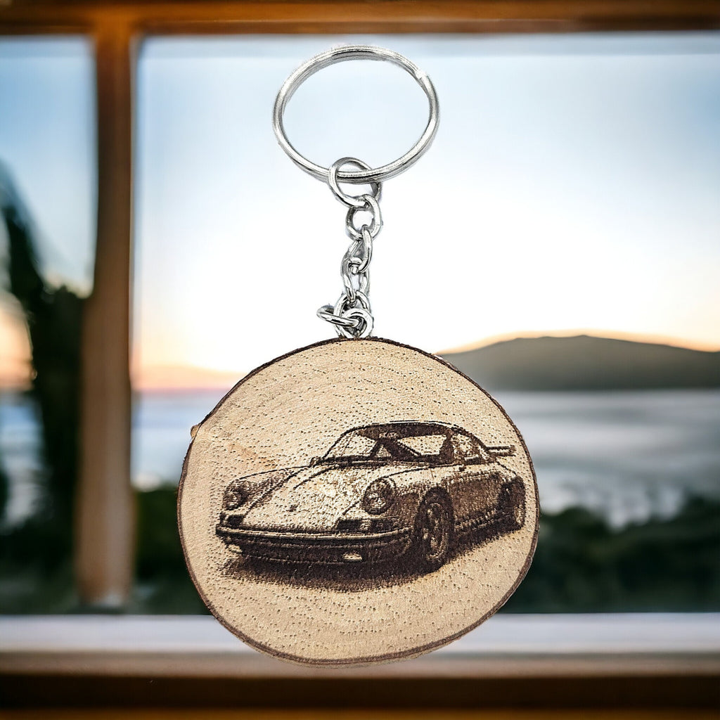 Legendäres Badboys 911 Auto Handgefertigter und naturbelassener Einzelstück Schlüsselanhänger aus Holz