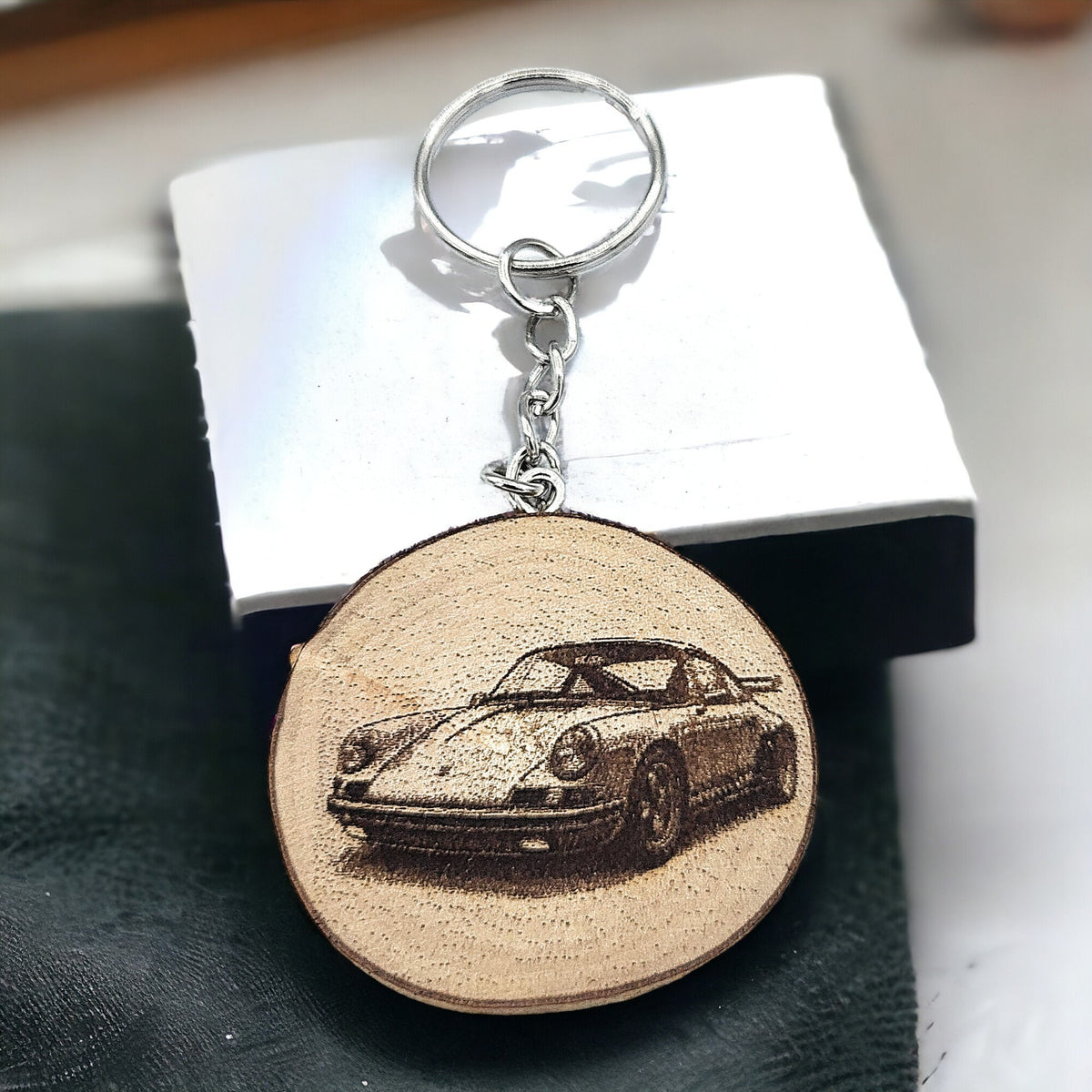Legendäres Badboys 911 Auto Handgefertigter und naturbelassener Einzelstück Schlüsselanhänger aus Holz