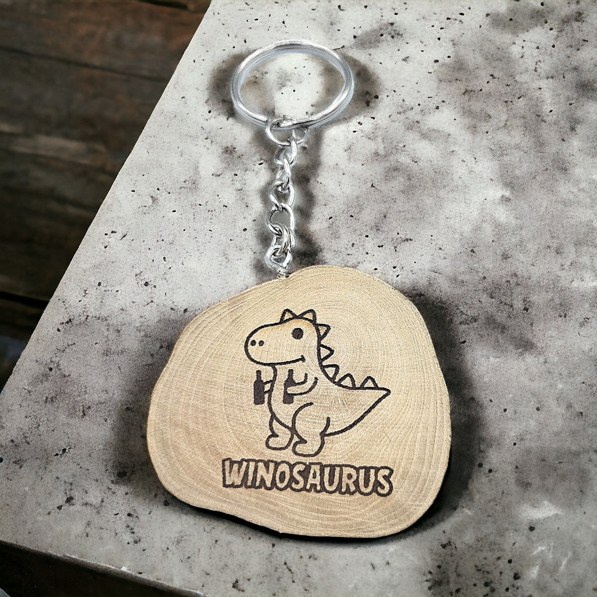 Lustiger "Winosaurus" Weinspruch Handgefertigter und naturbelassener Einzelstück Schlüsselanhänger aus Holz