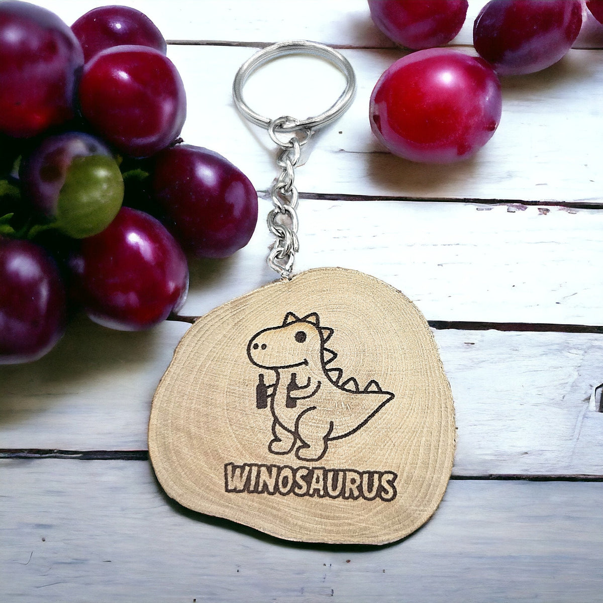 Lustiger "Winosaurus" Weinspruch Handgefertigter und naturbelassener Einzelstück Schlüsselanhänger aus Holz