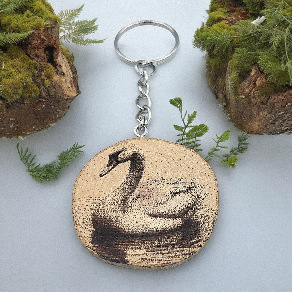 Der Schwan Handgefertigter und naturbelassener Einzelstück Lasergravierter Schlüsselanhänger aus Holz