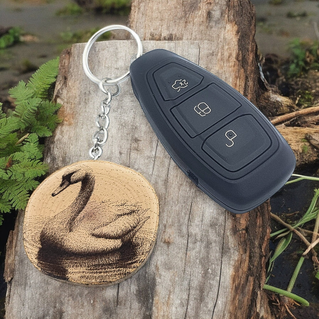 Der Schwan Handgefertigter und naturbelassener Einzelstück Lasergravierter Schlüsselanhänger aus Holz