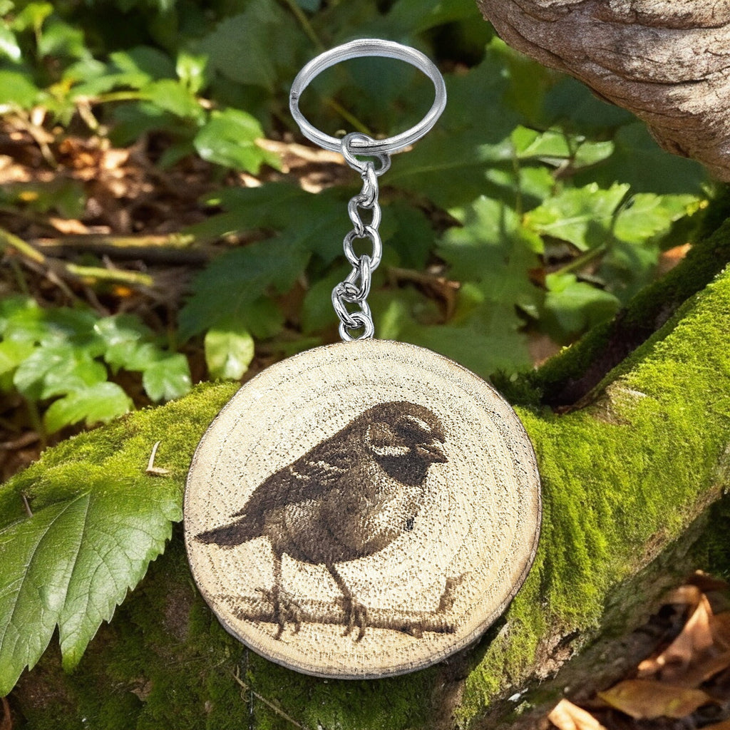 Der Spatz Handgefertigter und naturbelassener Einzelstück Lasergravierter Schlüsselanhänger aus Holz