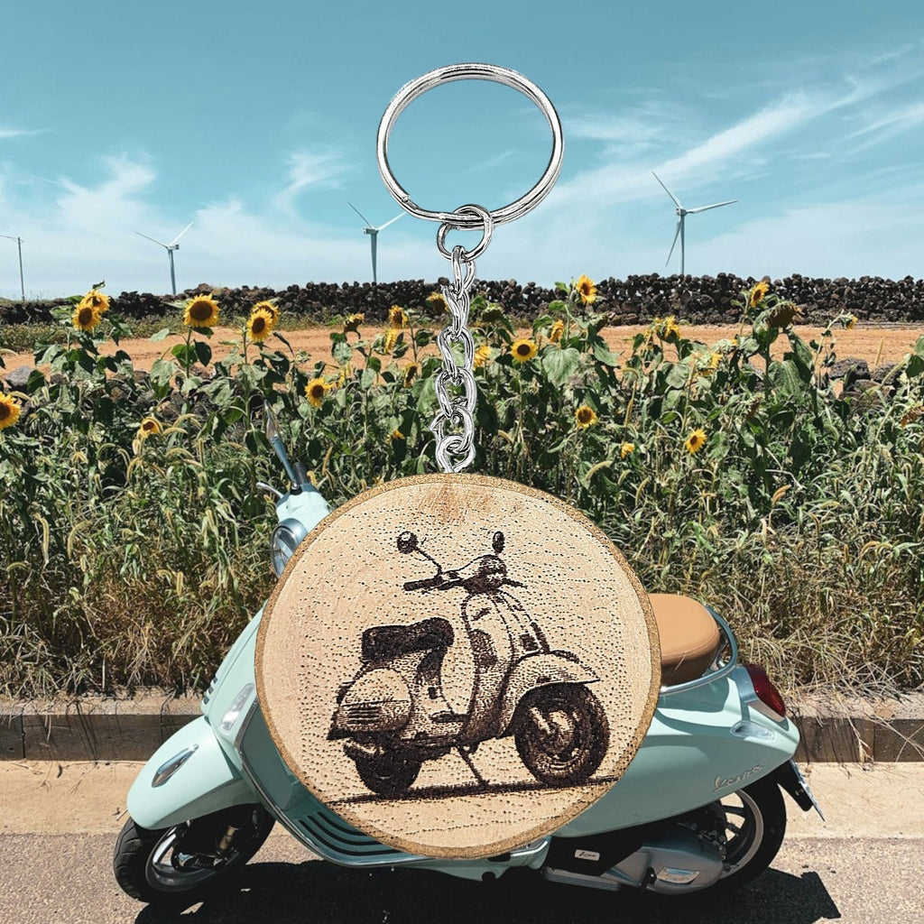 Legendärer Vespa Scooter Handgefertigter und naturbelassener Einzelstück Schlüsselanhänger aus Holz