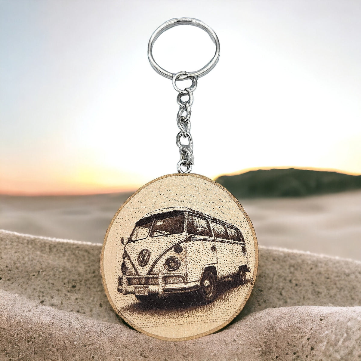Legendäres Camper Van Handgefertigter und naturbelassener Einzelstück Schlüsselanhänger aus Holz