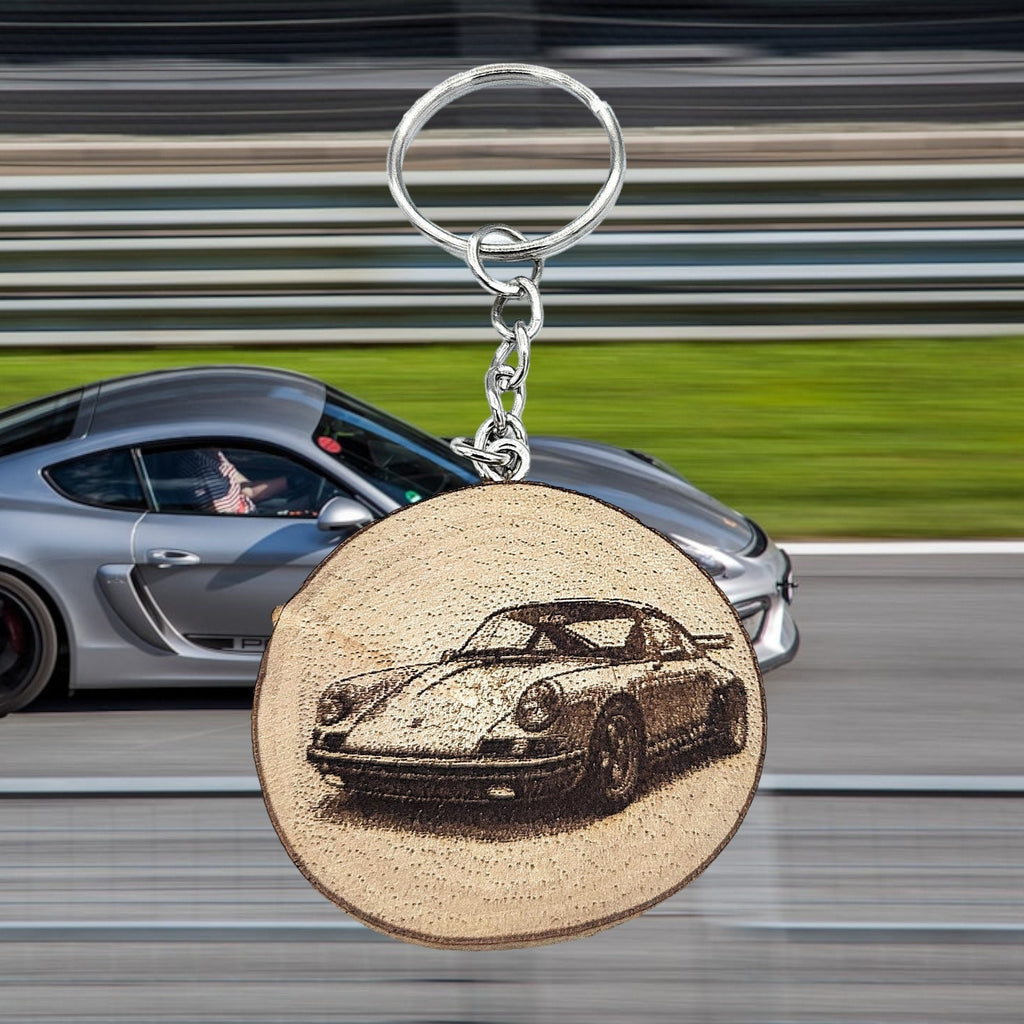 Legendäres Badboys 911 Auto Handgefertigter und naturbelassener Einzelstück Schlüsselanhänger aus Holz