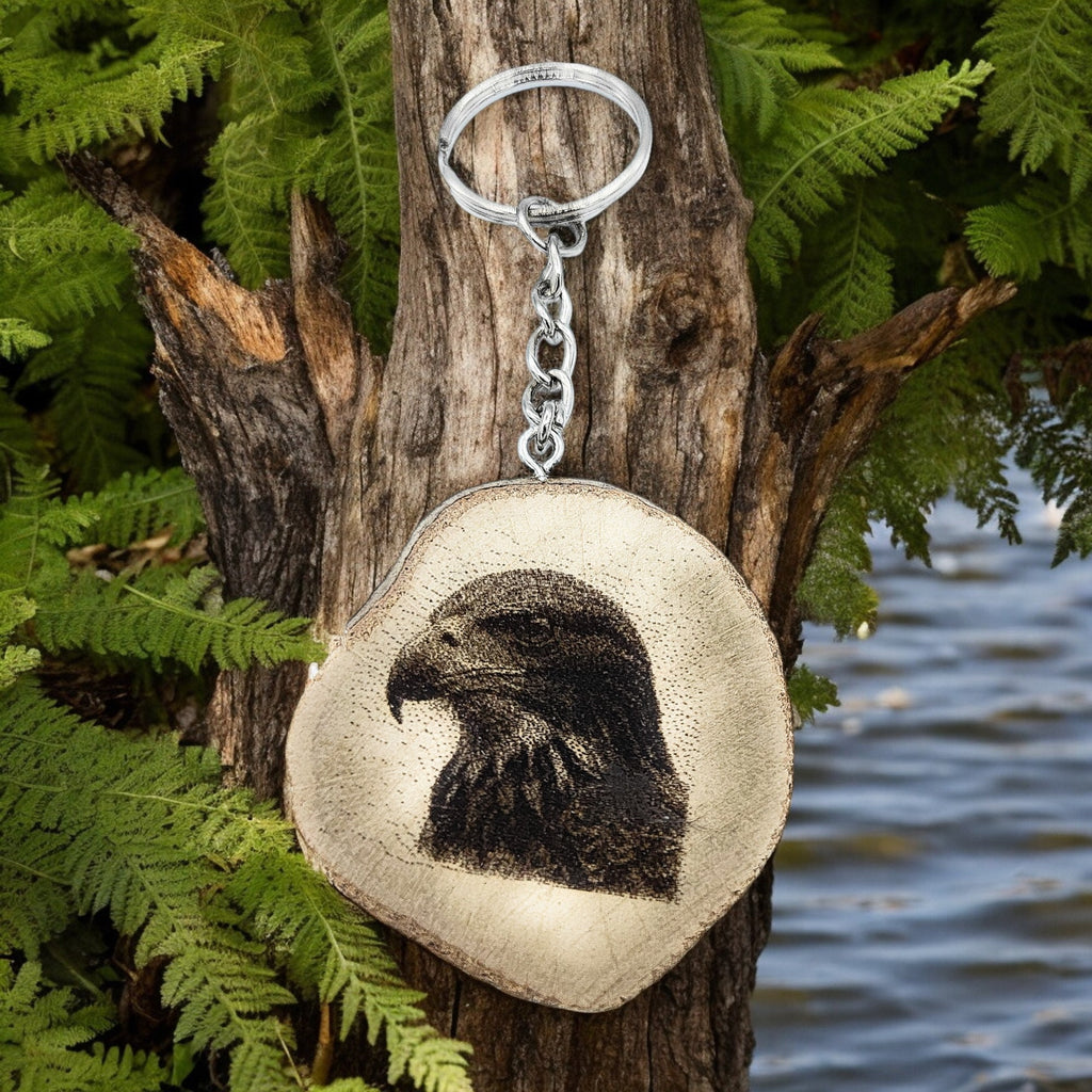 Der Bussard - Handgefertigter und naturbelassener Einzelstück Lasergravierter Schlüsselanhänger aus Holz