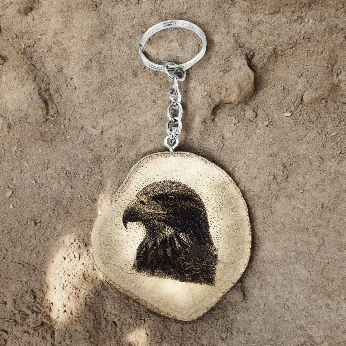 Der Bussard - Handgefertigter und naturbelassener Einzelstück Lasergravierter Schlüsselanhänger aus Holz