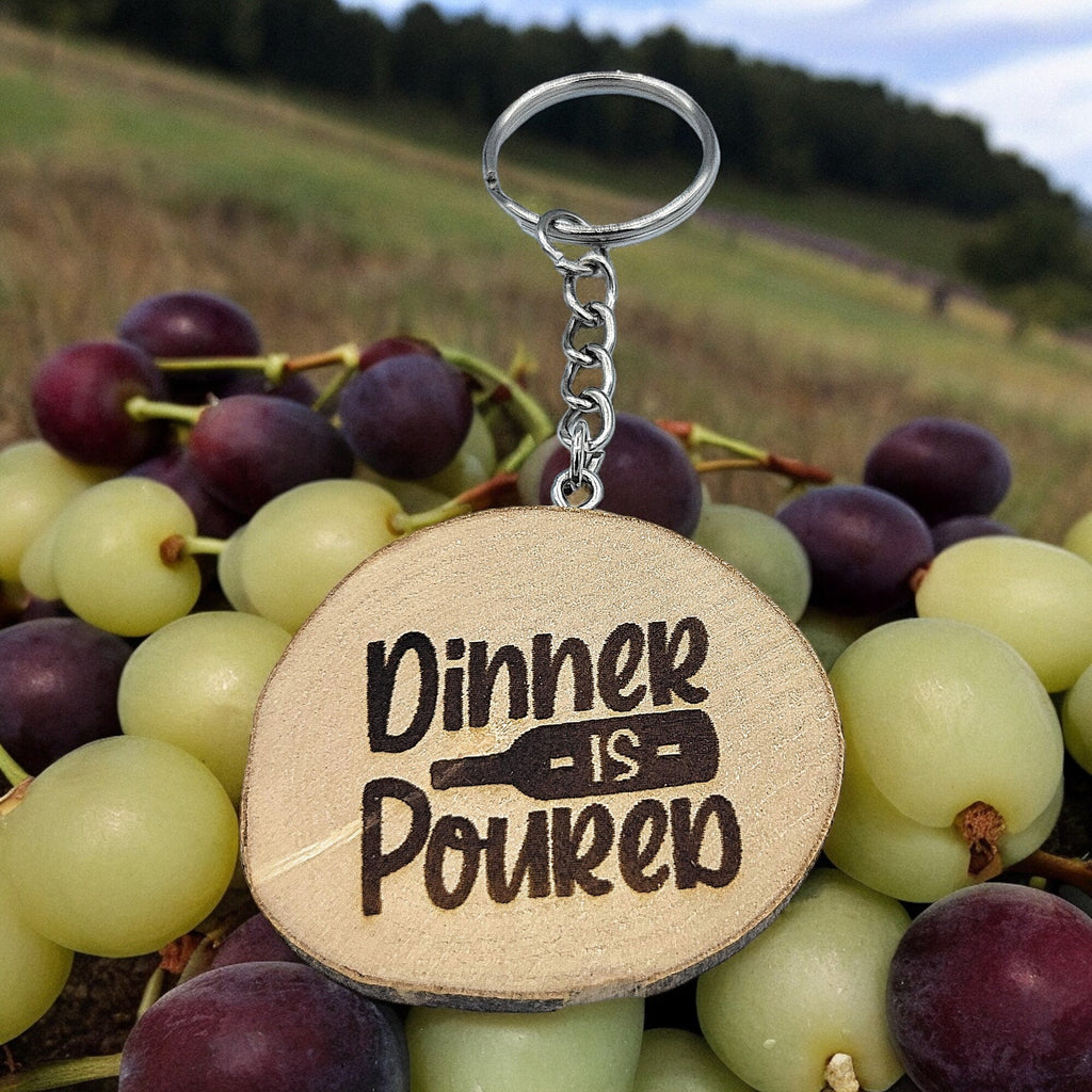 Lustiger "Dinner is Poured" Weinspruch Handgefertigter und naturbelassener Einzelstück Schlüsselanhänger aus Holz