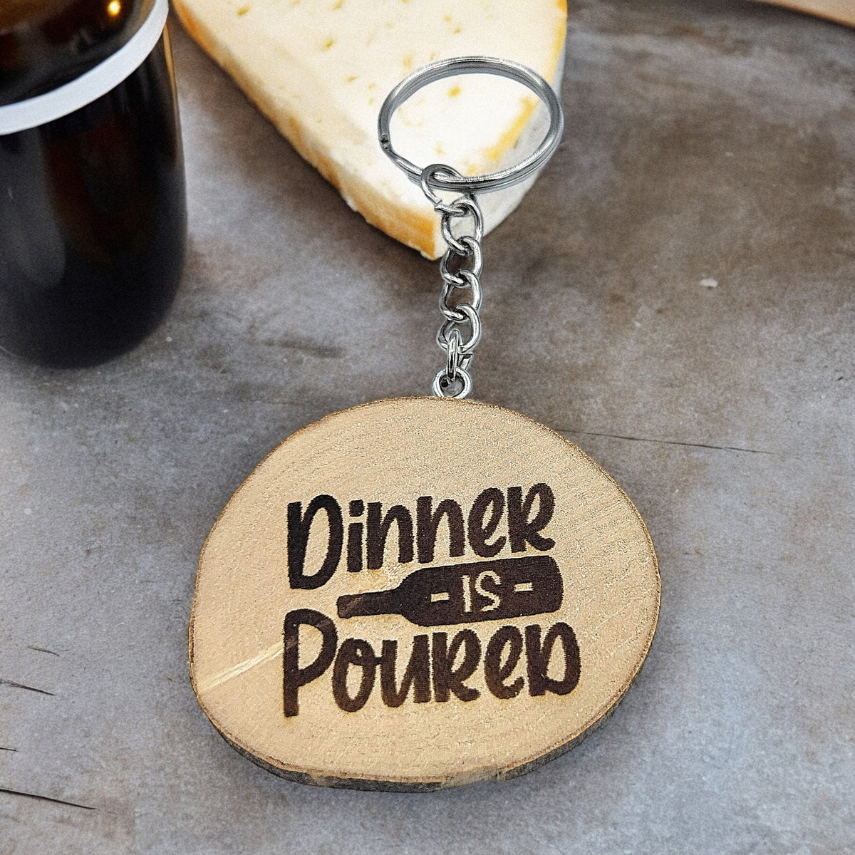 Lustiger "Dinner is Poured" Weinspruch Handgefertigter und naturbelassener Einzelstück Schlüsselanhänger aus Holz
