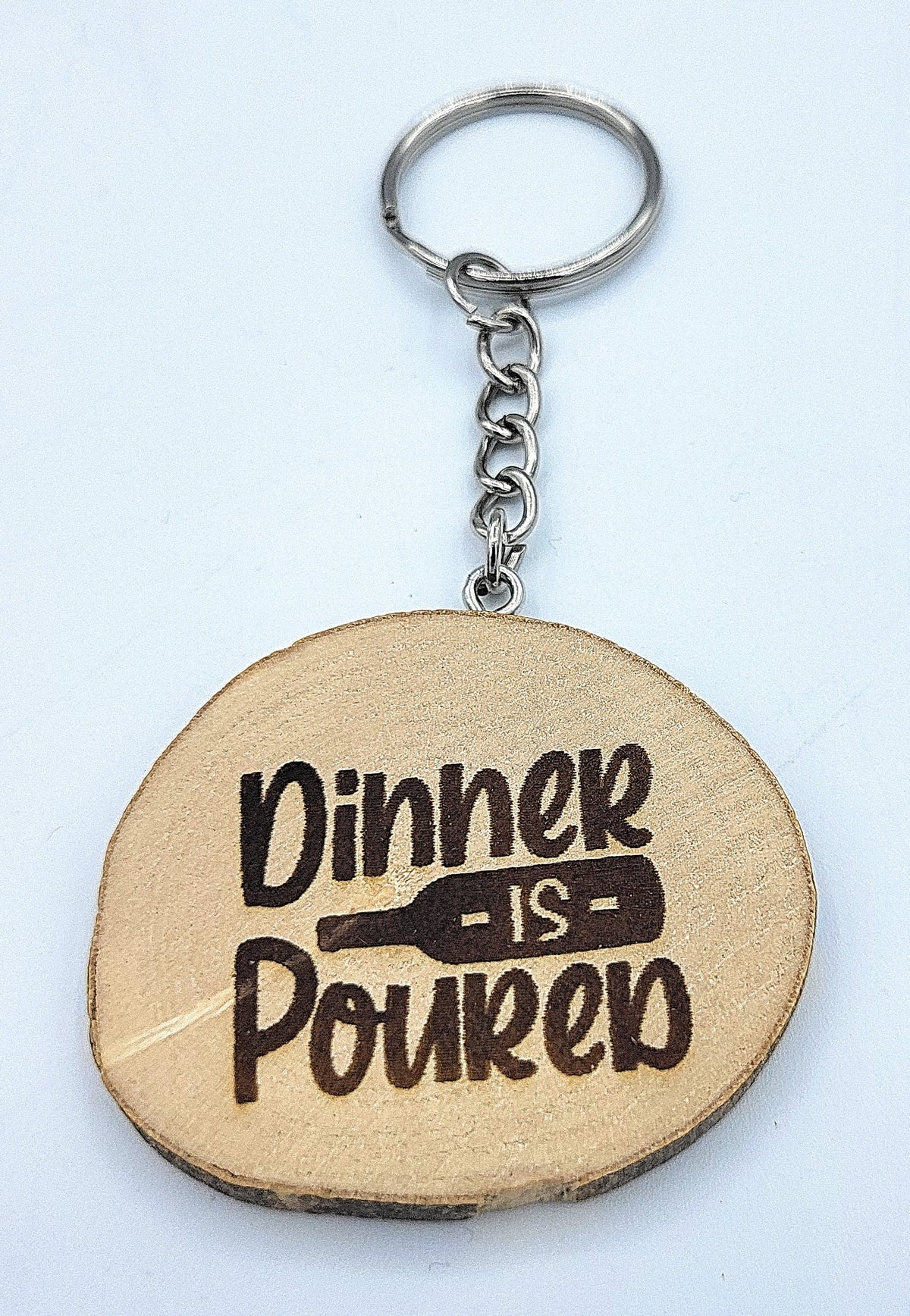 Lustiger "Dinner is Poured" Weinspruch Handgefertigter und naturbelassener Einzelstück Schlüsselanhänger aus Holz