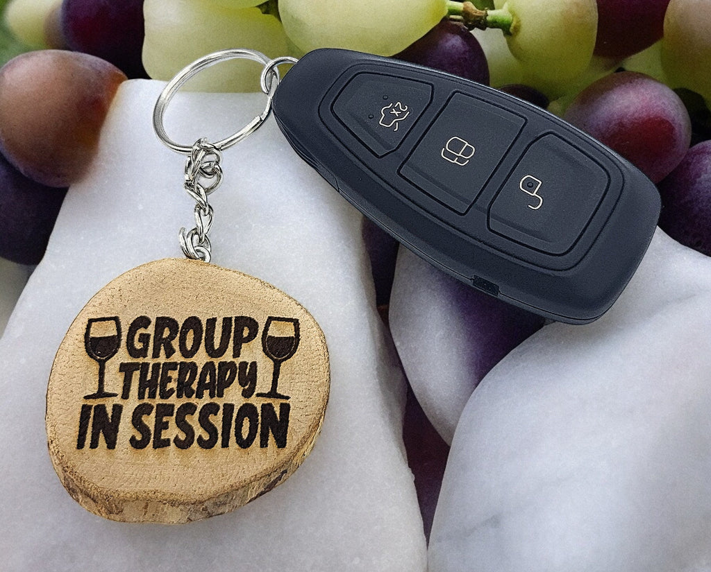 Lustiger "Group Therapy in Session" Weinspruch Handgefertigter und naturbelassener Einzelstück Schlüsselanhänger aus Holz
