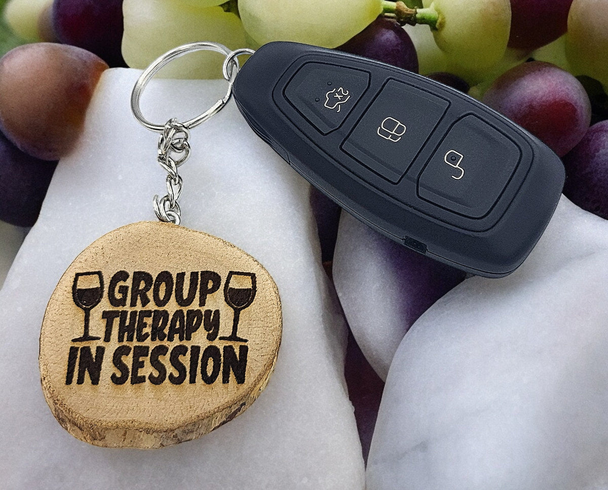 Lustiger "Group Therapy in Session" Weinspruch Handgefertigter und naturbelassener Einzelstück Schlüsselanhänger aus Holz