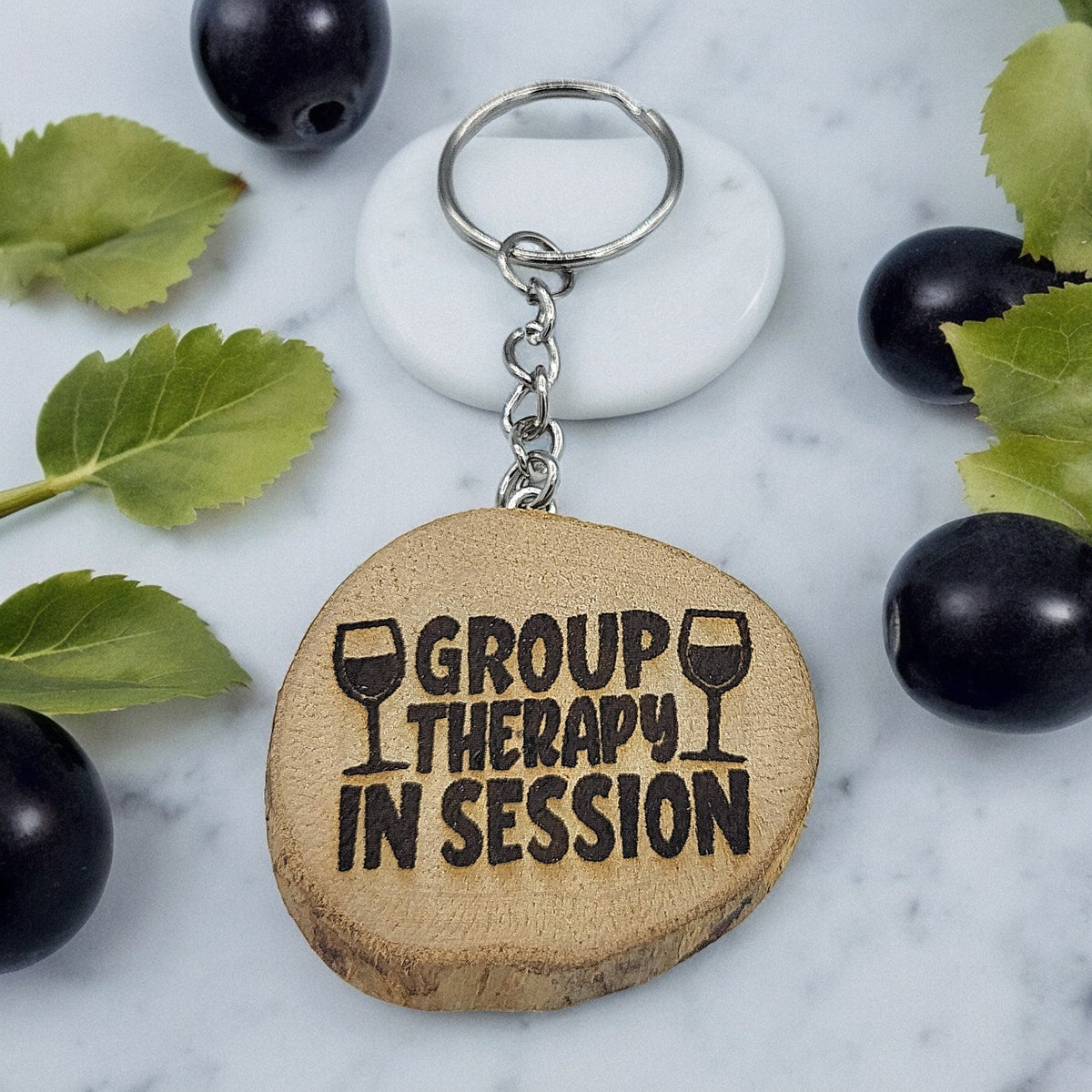Lustiger "Group Therapy in Session" Weinspruch Handgefertigter und naturbelassener Einzelstück Schlüsselanhänger aus Holz