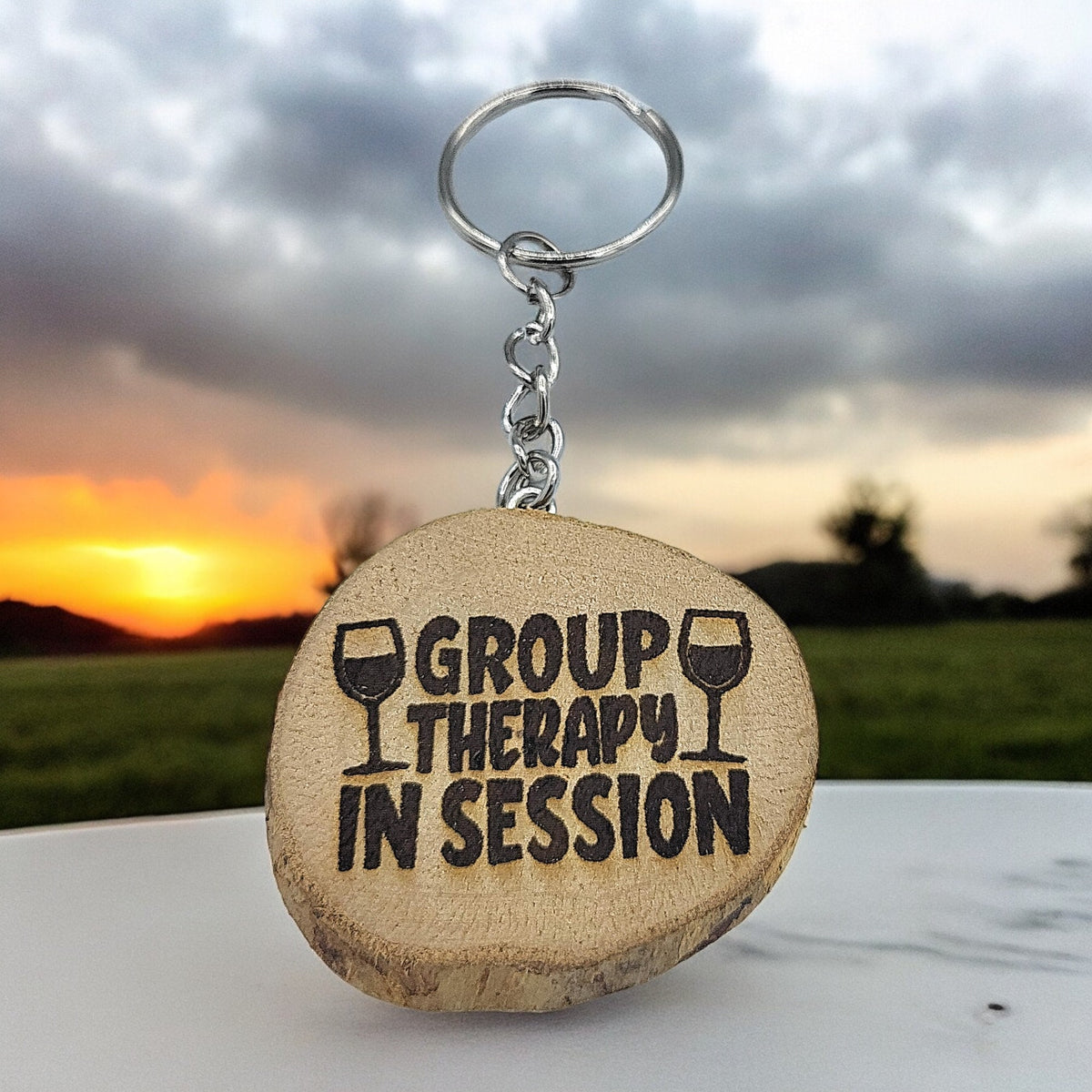 Lustiger "Group Therapy in Session" Weinspruch Handgefertigter und naturbelassener Einzelstück Schlüsselanhänger aus Holz