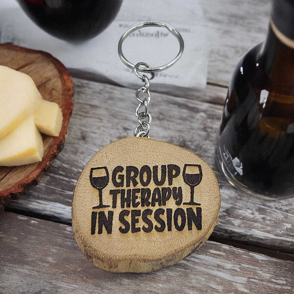 Lustiger "Group Therapy in Session" Weinspruch Handgefertigter und naturbelassener Einzelstück Schlüsselanhänger aus Holz