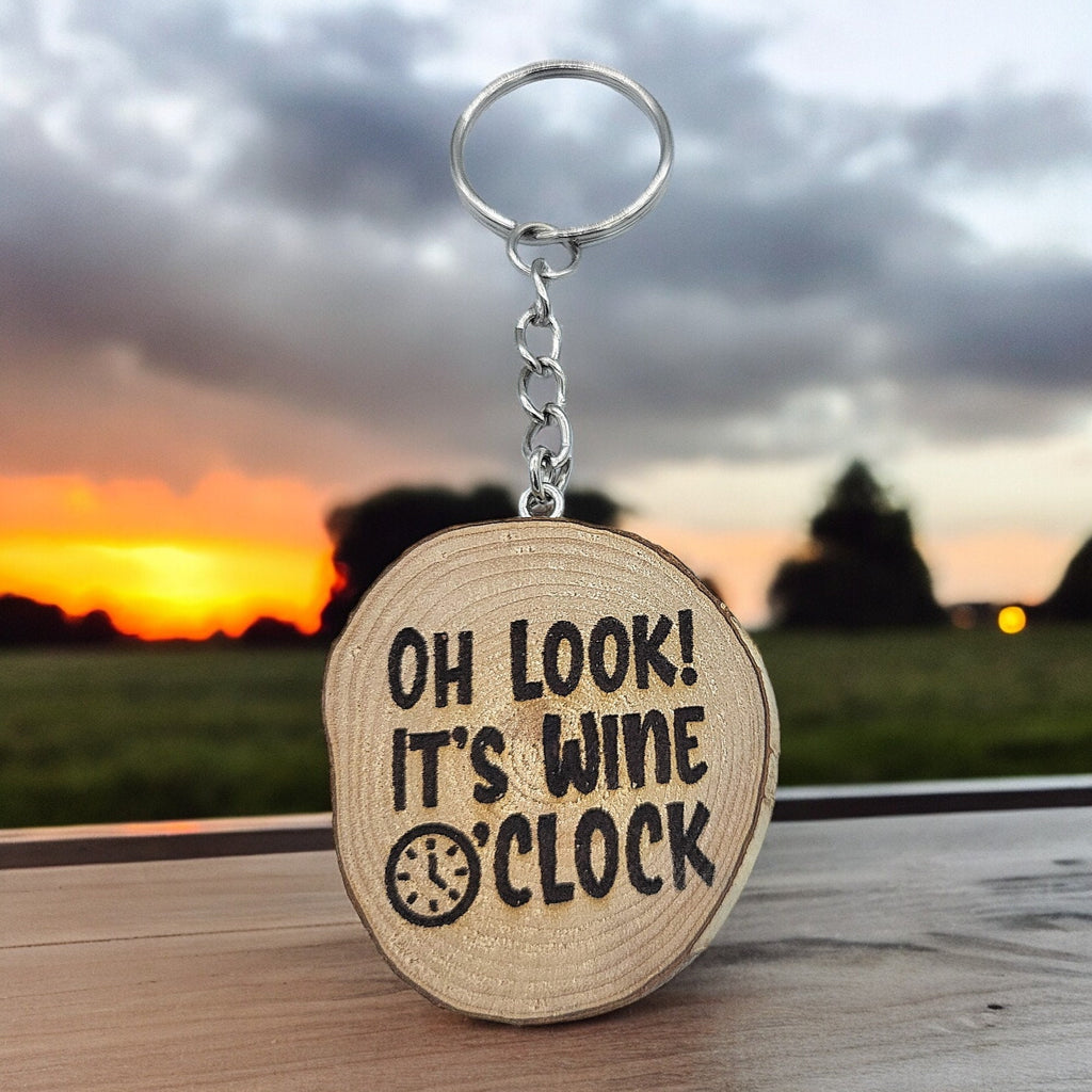 Lustiger "Oh Look! - It's Wine O' Clock" Weinspruch Handgefertigter und naturbelassener Einzelstück Schlüsselanhänger aus Holz