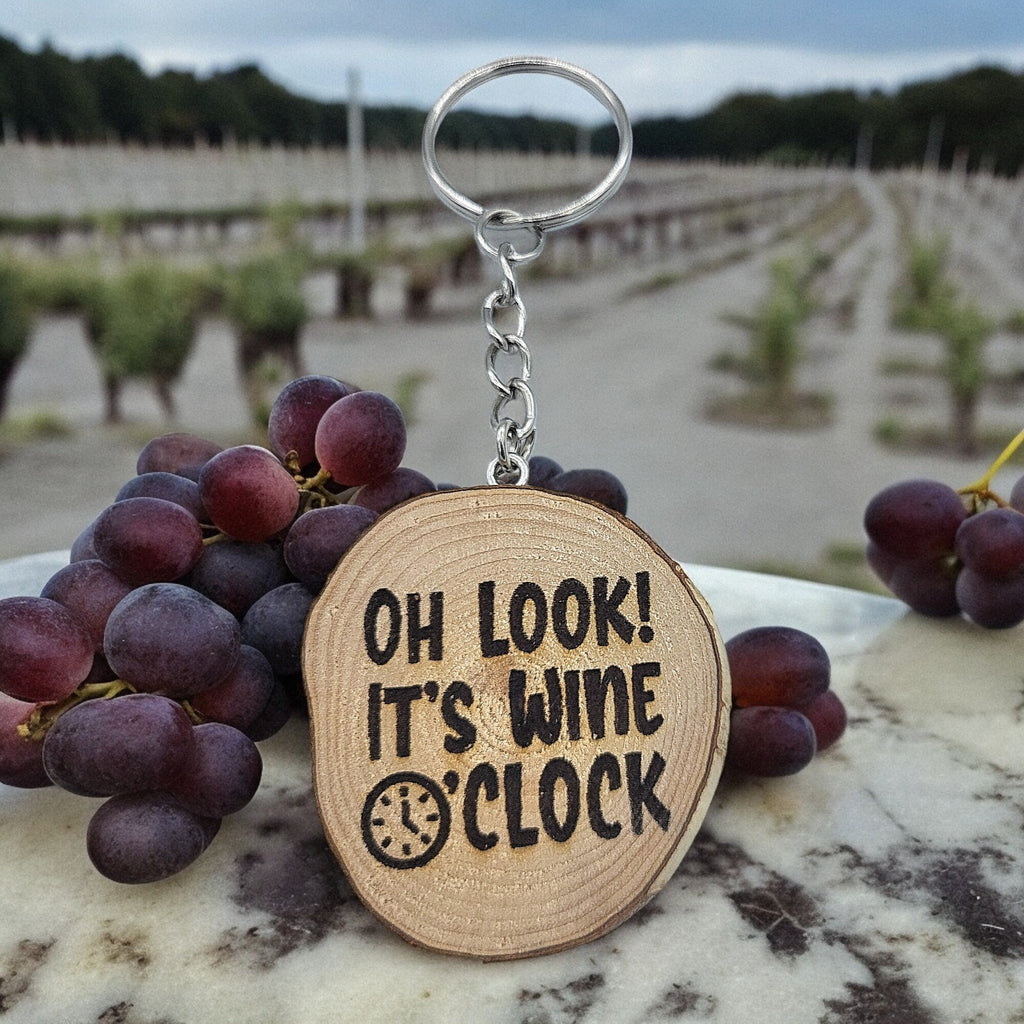 Lustiger "Oh Look! - It's Wine O' Clock" Weinspruch Handgefertigter und naturbelassener Einzelstück Schlüsselanhänger aus Holz