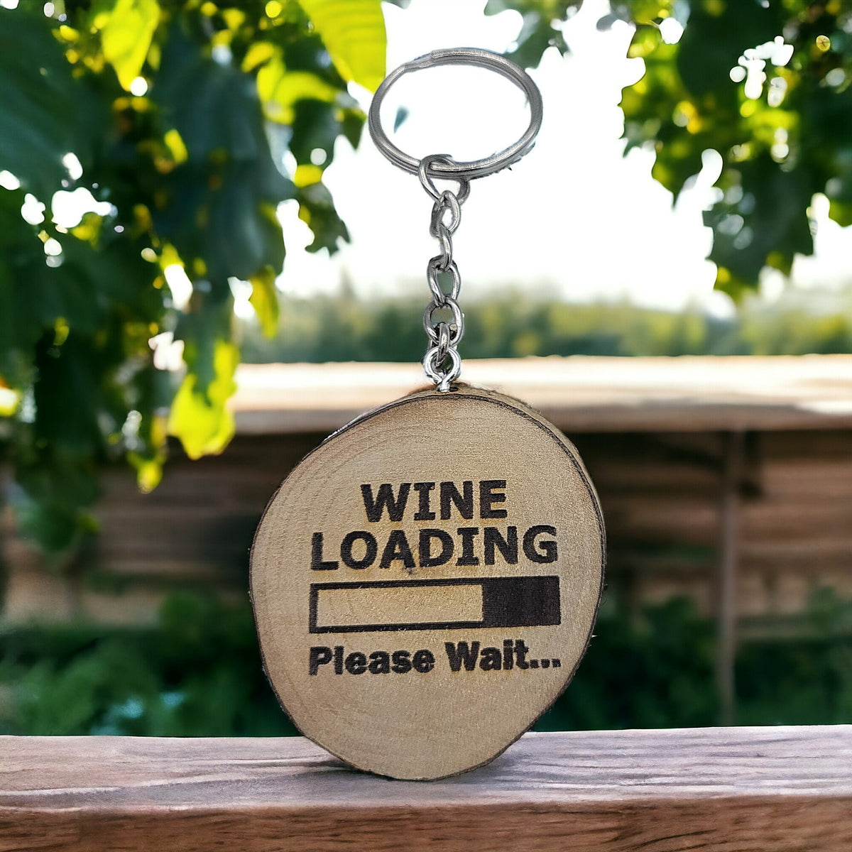 Lustiger "Wine Loading" Weinspruch Handgefertigter und naturbelassener Einzelstück Schlüsselanhänger aus Holz