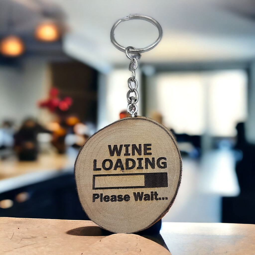 Lustiger "Wine Loading" Weinspruch Handgefertigter und naturbelassener Einzelstück Schlüsselanhänger aus Holz