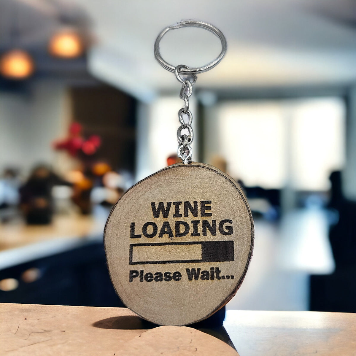 Lustiger "Wine Loading" Weinspruch Handgefertigter und naturbelassener Einzelstück Schlüsselanhänger aus Holz