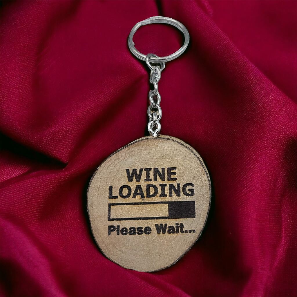 Lustiger "Wine Loading" Weinspruch Handgefertigter und naturbelassener Einzelstück Schlüsselanhänger aus Holz
