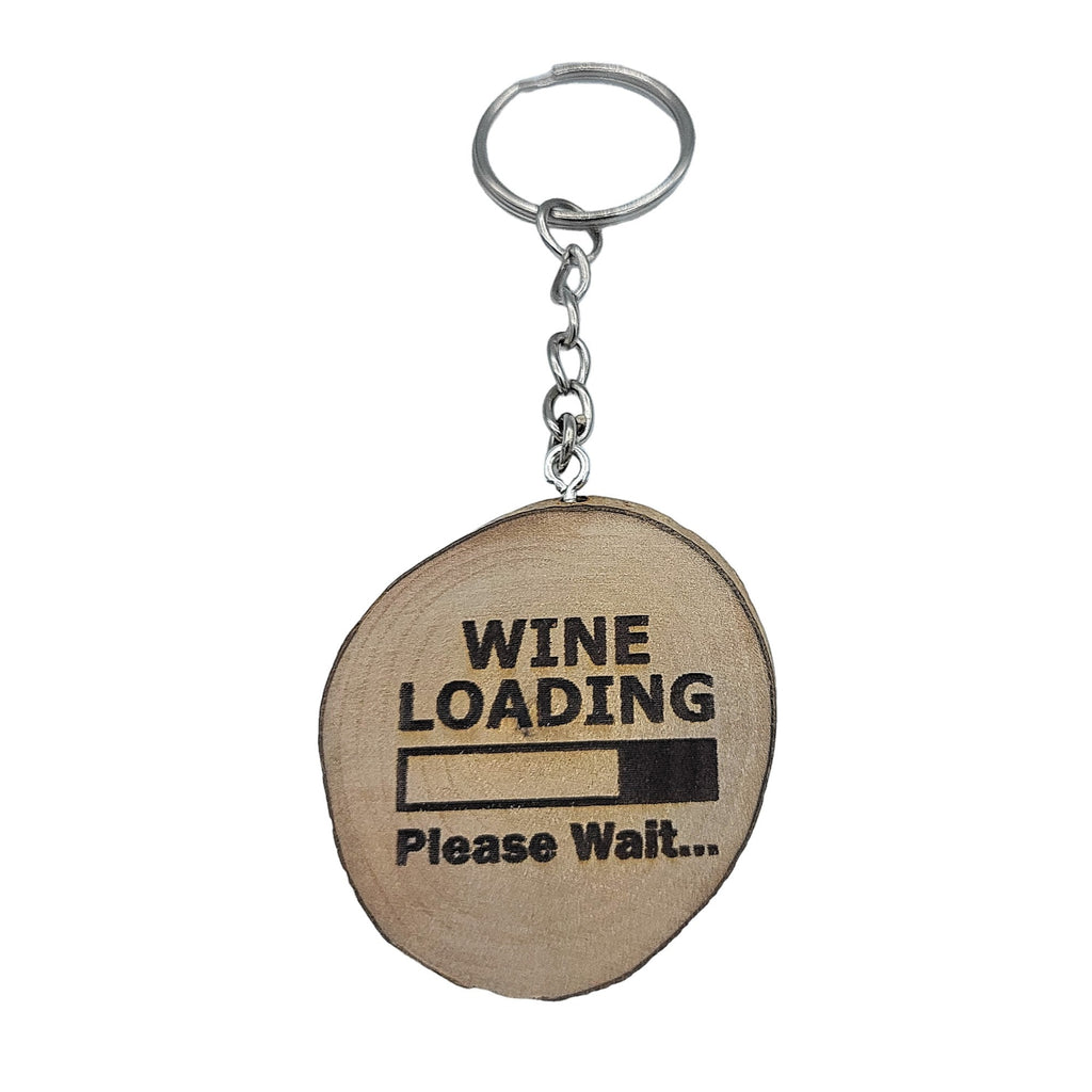 Lustiger "Wine Loading" Weinspruch Handgefertigter und naturbelassener Einzelstück Schlüsselanhänger aus Holz
