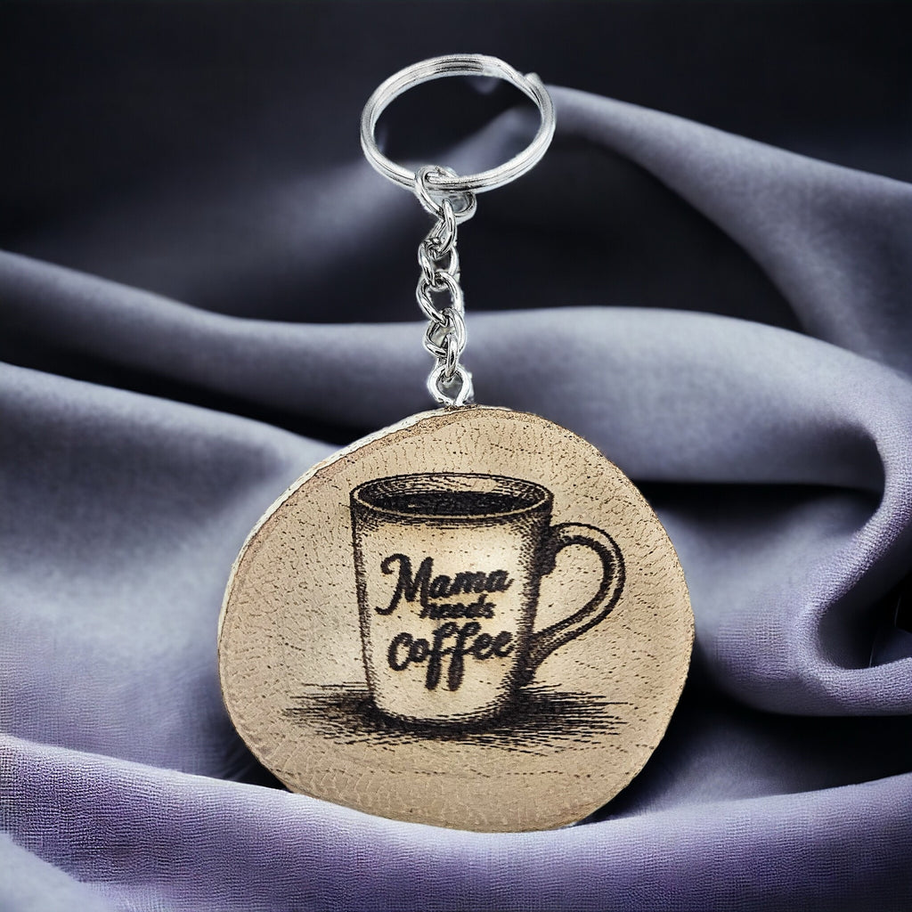Lustiger "Mama Needs Coffee" Kaffeespruch Handgefertigter und naturbelassener Einzelstück Schlüsselanhänger aus Holz
