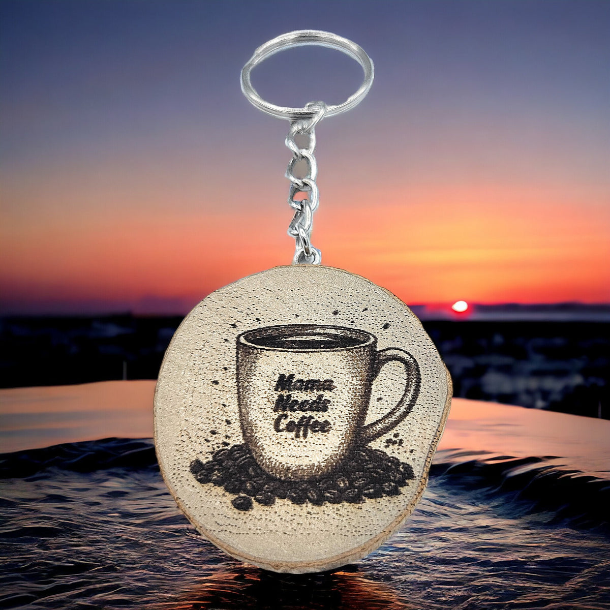 Lustiger "Mama Needs Coffee" Kaffeespruch Handgefertigter und naturbelassener Einzelstück Schlüsselanhänger aus Holz