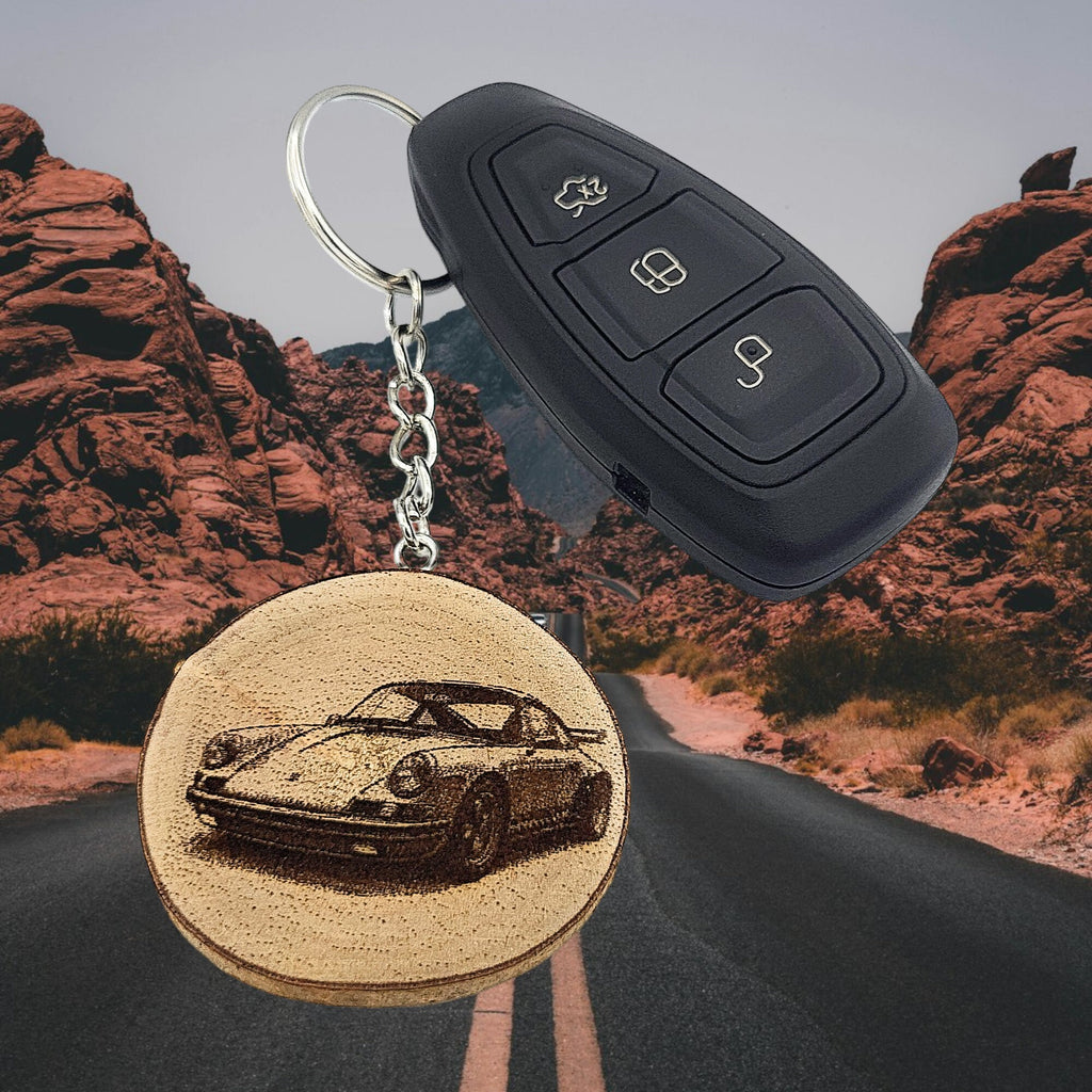 Legendäres Badboys 911 Auto Handgefertigter und naturbelassener Einzelstück Schlüsselanhänger aus Holz