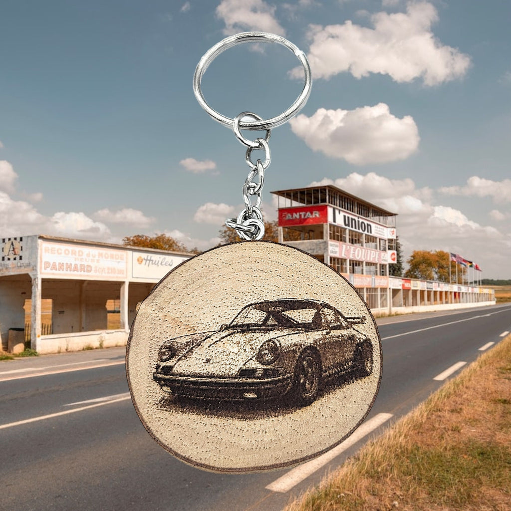 Legendäres Badboys 911 Auto Handgefertigter und naturbelassener Einzelstück Schlüsselanhänger aus Holz
